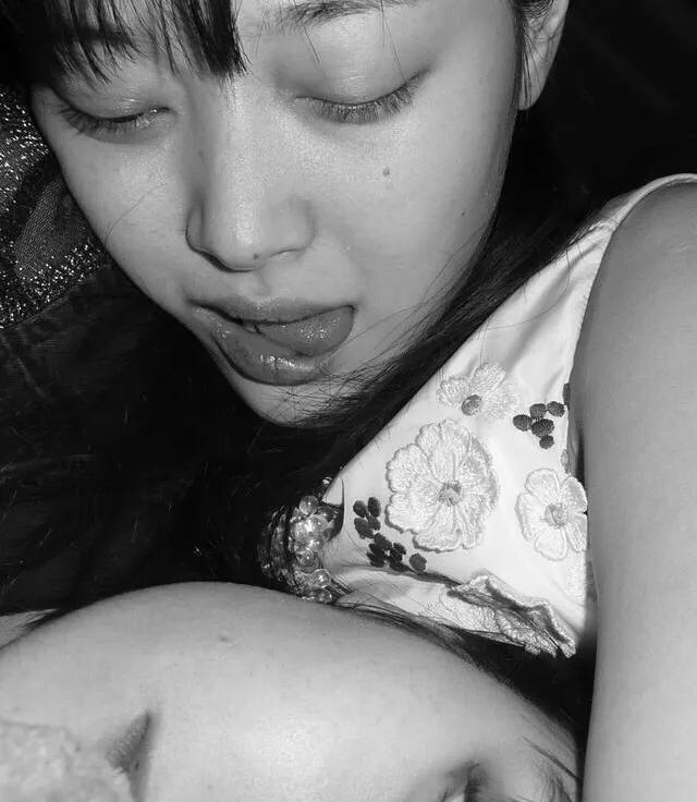 崔雪莉一颗正在腐烂的水蜜桃，鲜活的肉体都在排队走向坟墓。