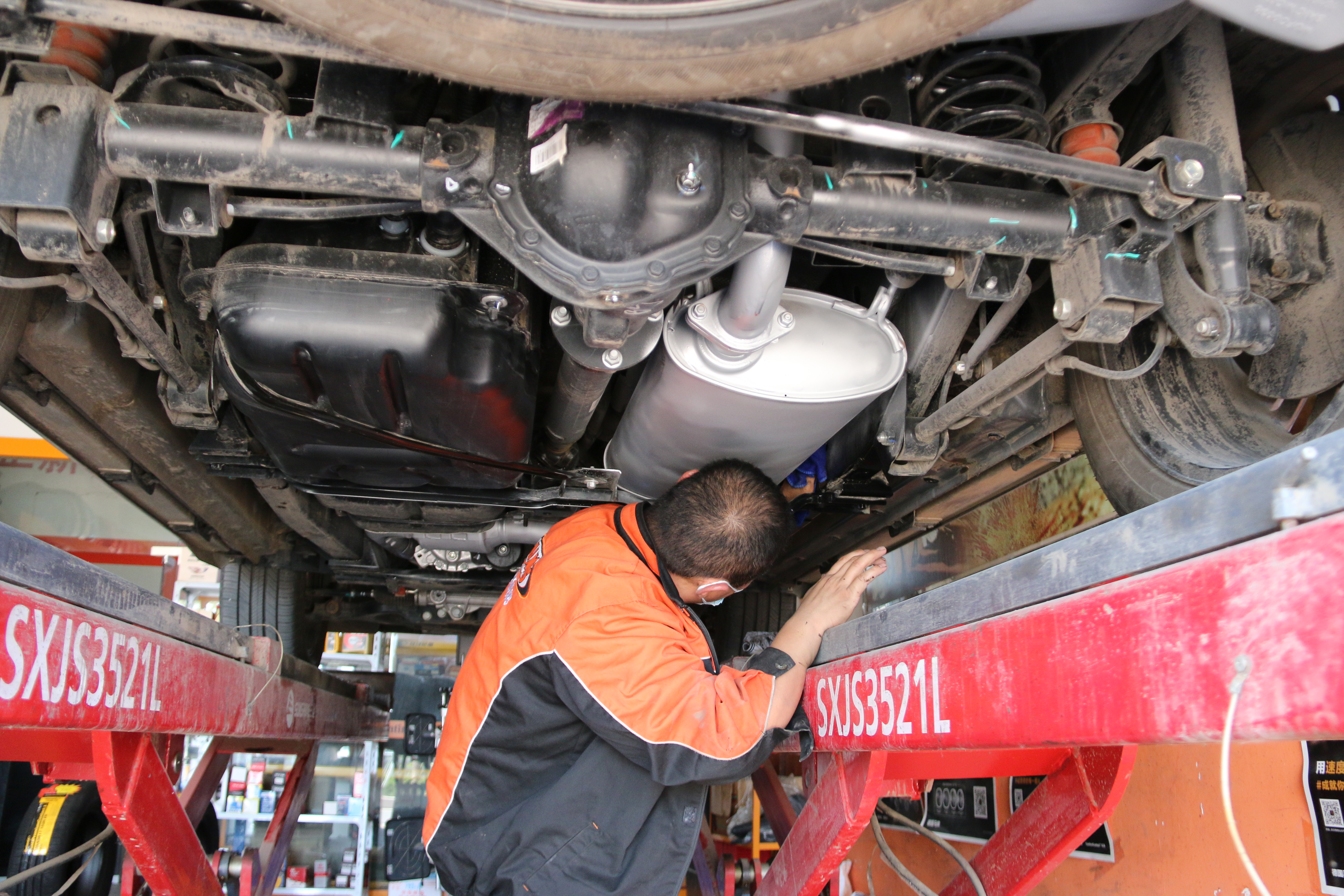 汽车做底盘装甲的好处及注意事项,汽车底盘装甲是什么有必要装吗