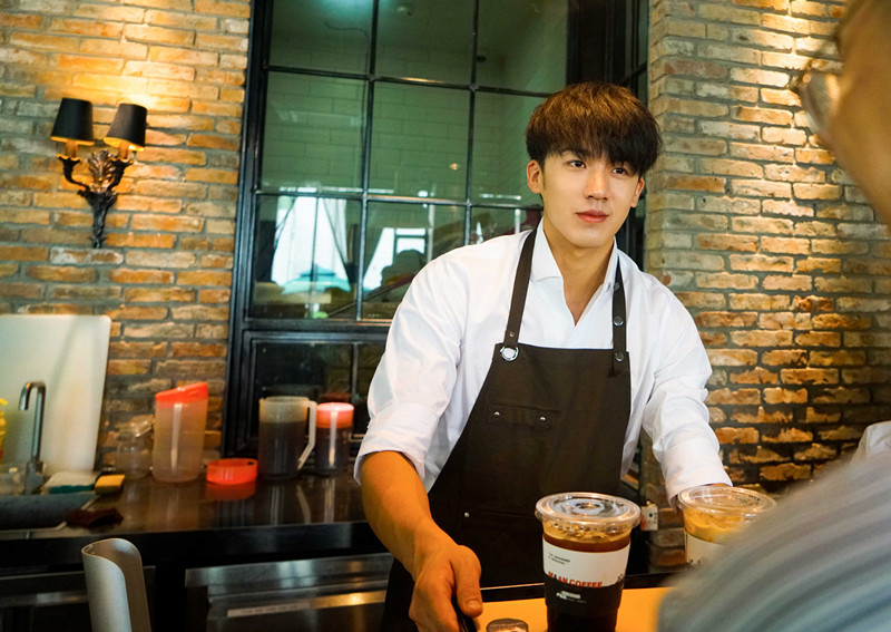 卢东旭受邀担任漫咖啡一日店长,极简白衣尽显撕漫少年特质