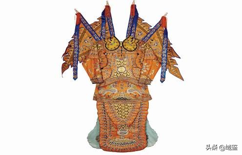 动辄数十万的京剧戏服，写满了中国故事