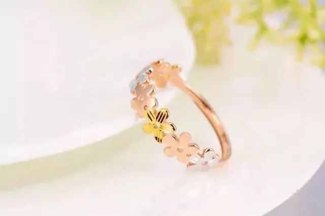 戒指只有一人戴,戒指很多人试戴