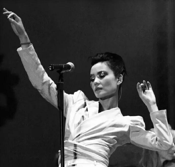 王菲怎么样谈恋爱的,歌坛天后王菲谢霆锋