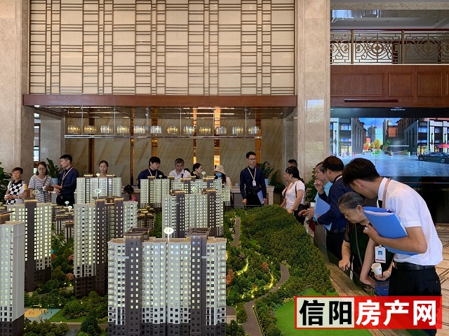 火爆!信阳多个售楼部挤满了人,抢房现场大曝光