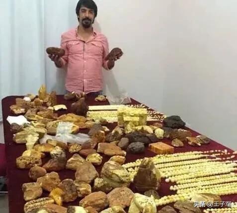 红宝石翡翠真假 (假蜜蜡和翡翠的区别)