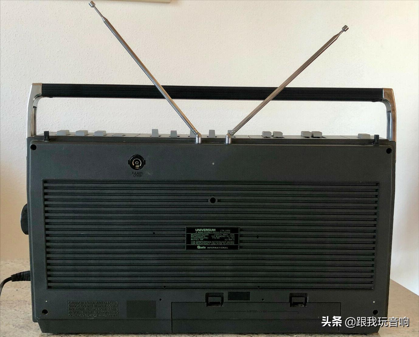 这是一款德国进口UniversumCTR2605便携式音响收音机录音机