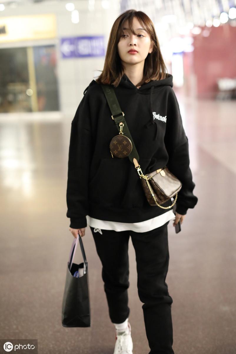 吴宣仪最新私服穿搭曝光,吴宣仪机场私服西装外套