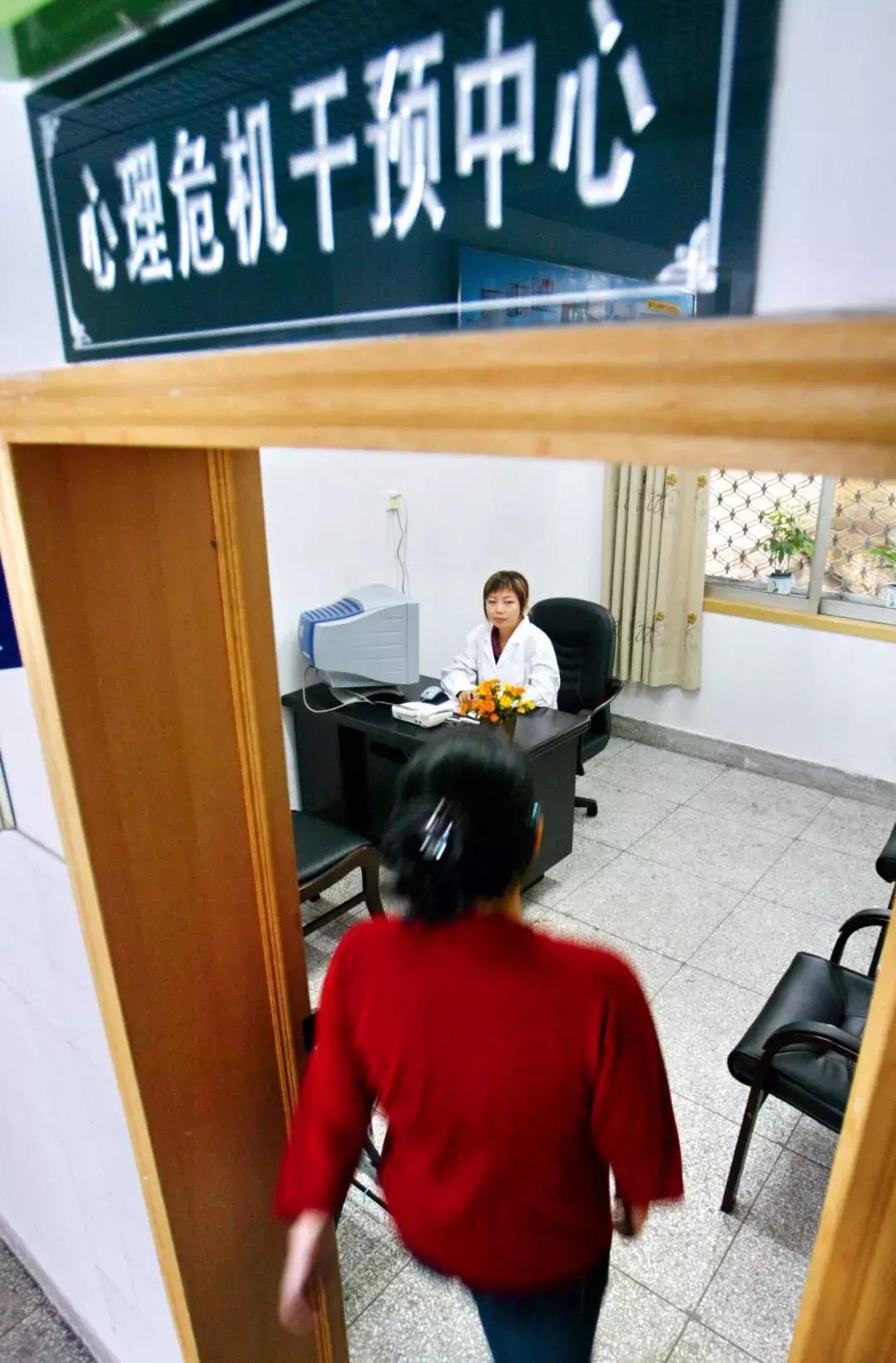 揭秘自杀热线接线员