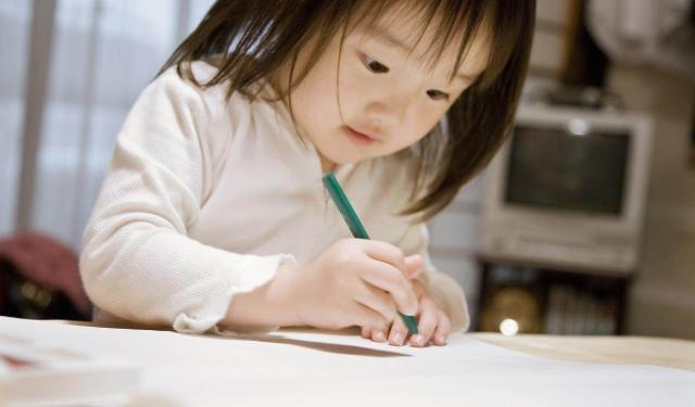 当孩子出现偷东西的行为怎么处理,孩子开始偷东西了家长该怎么做