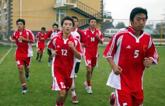 中国足球背后经济原因,国青拜金四少再聚首完整版