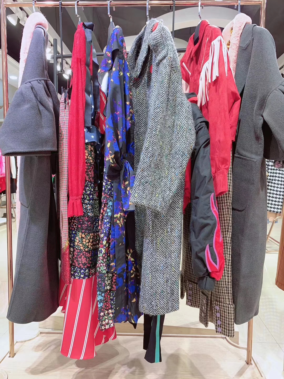 品牌女装尾货折扣批发与加盟,品牌折扣女装店进货价