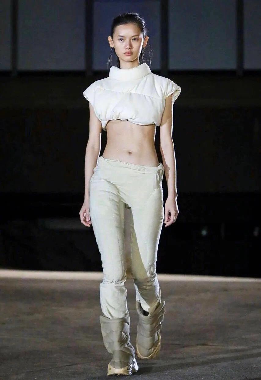 kanye巴黎时装周开车 (kanye和lv创意总监去巴黎时装周)