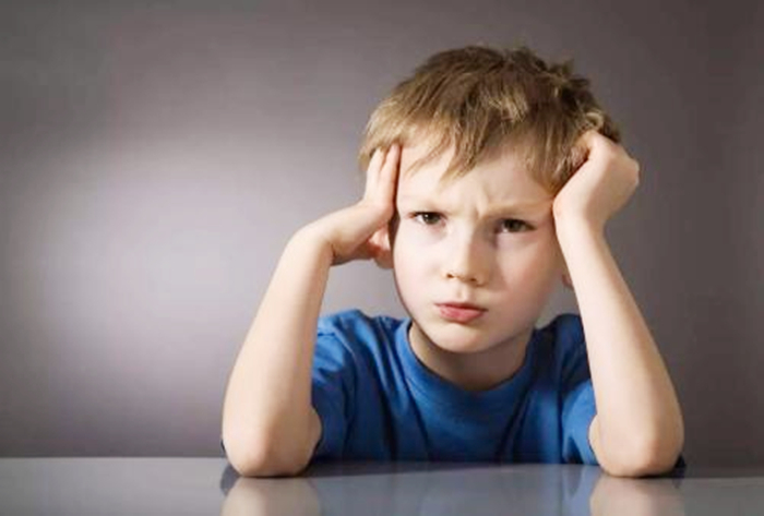 孩子越吓唬越胆小,小孩子胆小懦弱该怎么教育