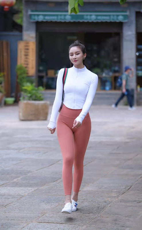 时尚耐穿的瑜伽裤穿搭尽显可爱,黑色的瑜伽裤搭配显瘦显活力