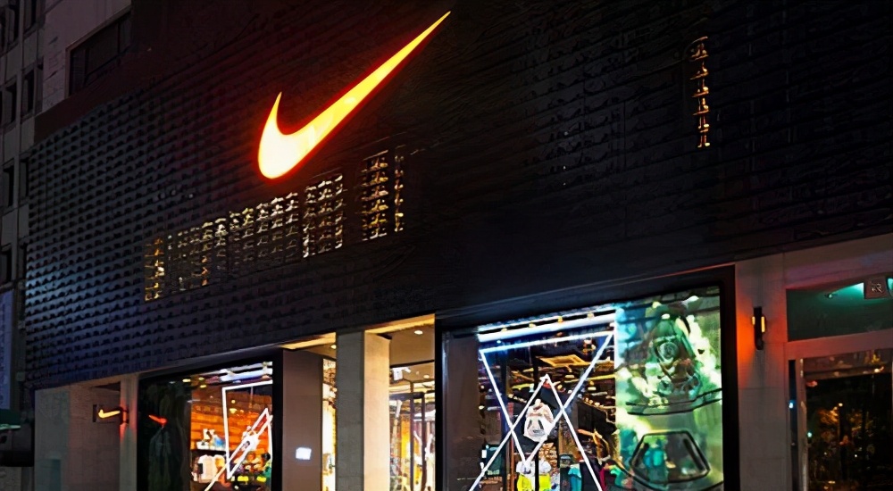 耐克新的广告语“耐人寻味”，网友不断吐槽，却带火了安踏、李宁