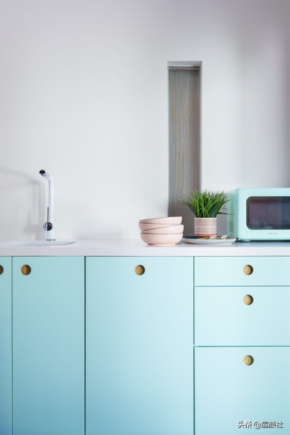 好莱坞明星詹妮娜的豪宅曝光。混搭复古，大胆涂色，居然还配秋千