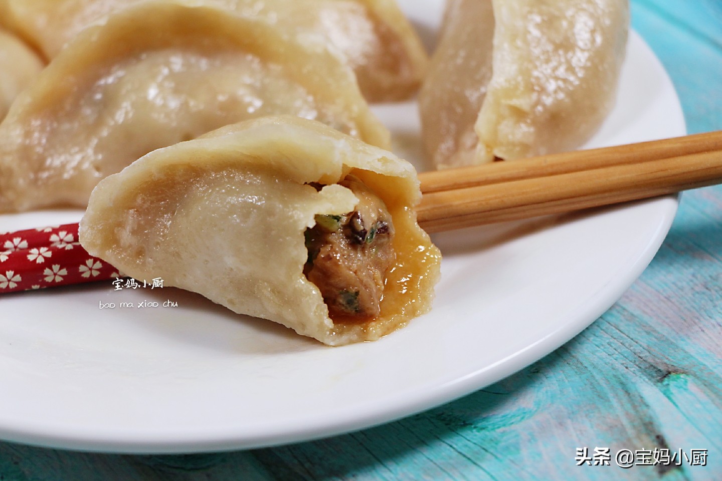早餐就爱吃蒸饺，比包子省事，软乎乎，一咬直冒汁，放一天都不硬