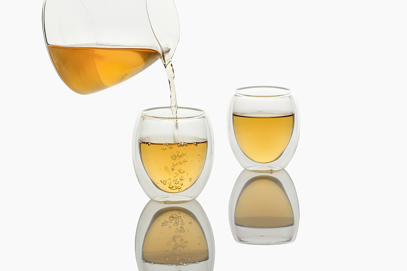 看手机眼睛干涩模糊怎么缓解,什么眼药水缓解眼睛干涩比较好