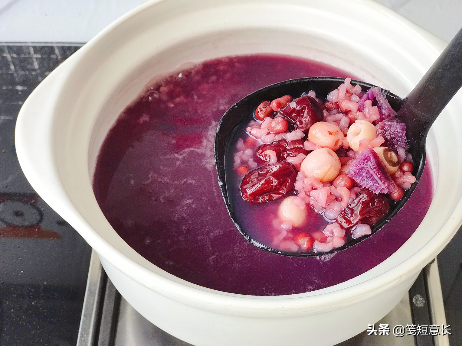 紫薯下锅成墨绿色了,紫薯煮了以后汤怎么变成绿色