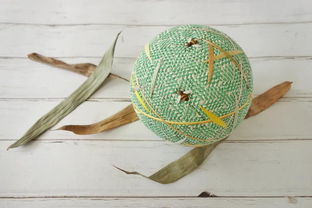 惊艳！“球上刺绣”你见过吗？她在球上绣出二十四节气，无数粉丝为之打call