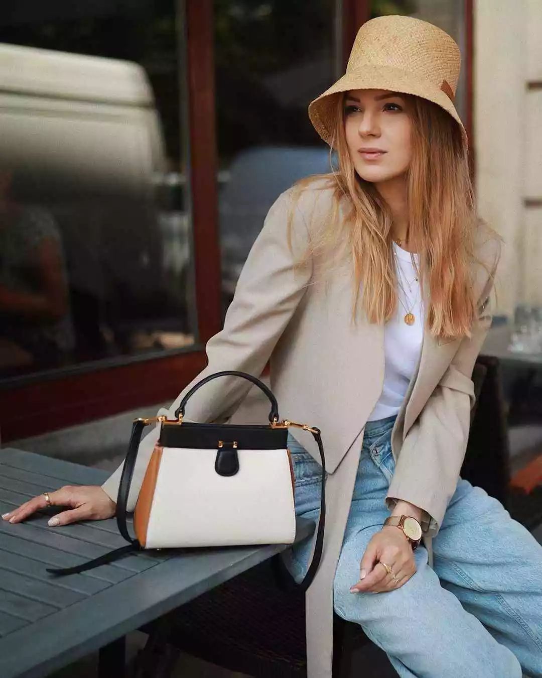 秋天换季内搭怎么选?选对一款白色打底衫,轻松承包多款造型