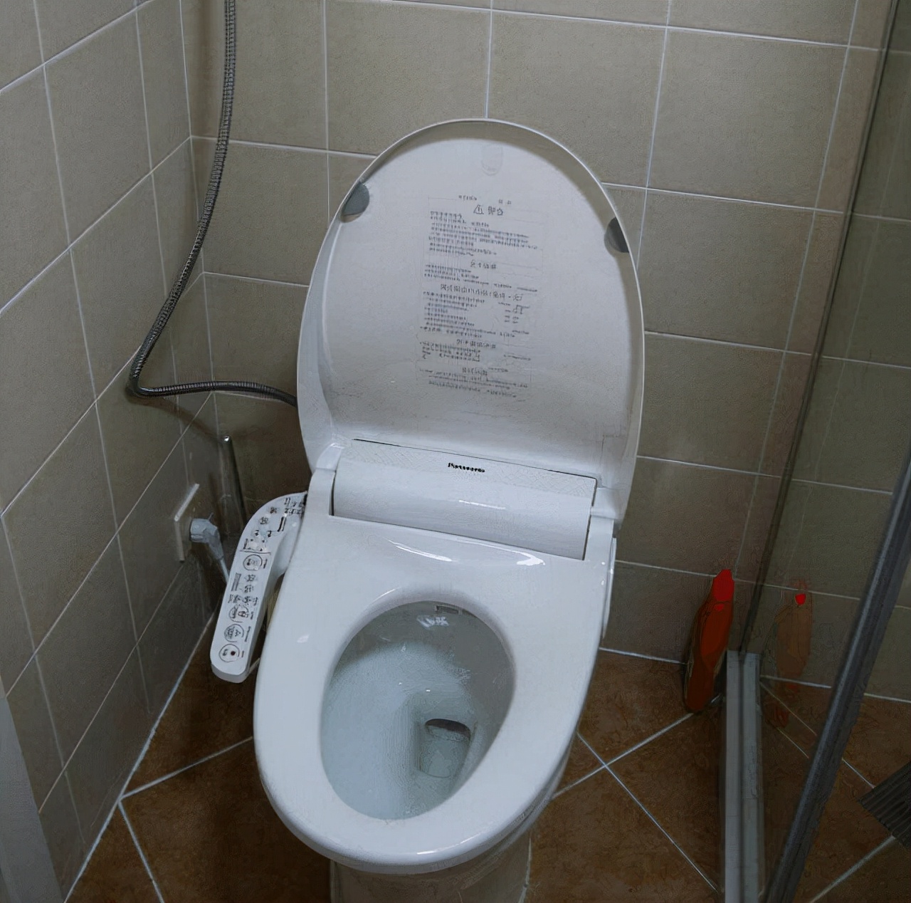 现在有多少人在上厕所,女生上完厕所后该用纸巾擦拭吗