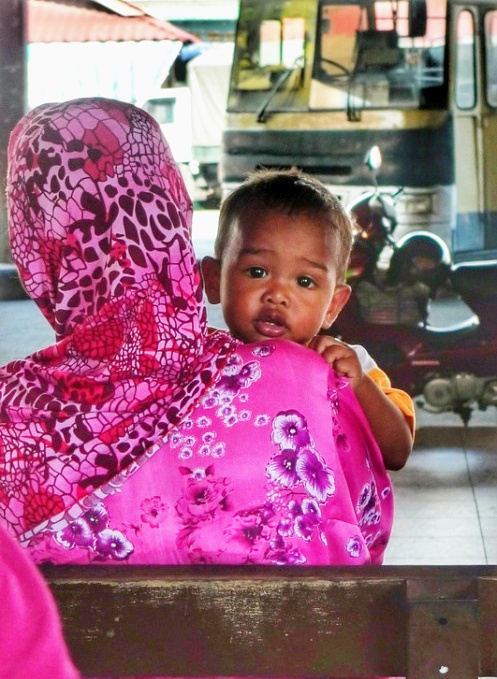 和尚纹头抽烟，男厕挂仨*旗国**女厕却无，游客表示：这个国家好奇怪