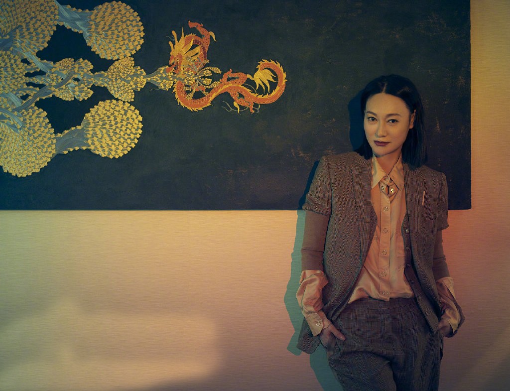 她60岁依旧未婚，穿挂脖层叠雪纺衫配竖纹西装，霸气不失清爽