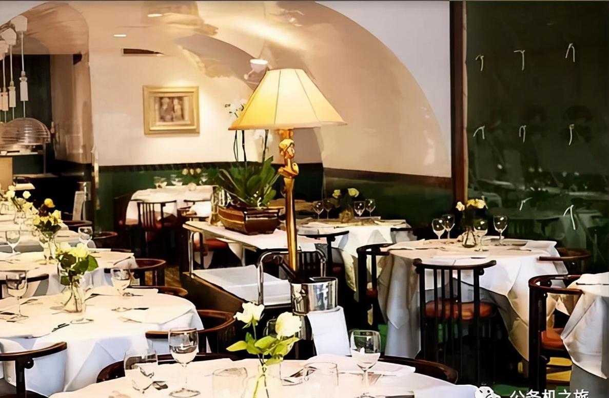 这个华人在美国被称作华人食神,80岁喜得子,老婆是美女还是硕士