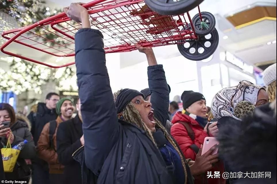 黑五狂抢开始！机场outlet堵爆温哥华华人凌晨排队全买疯了