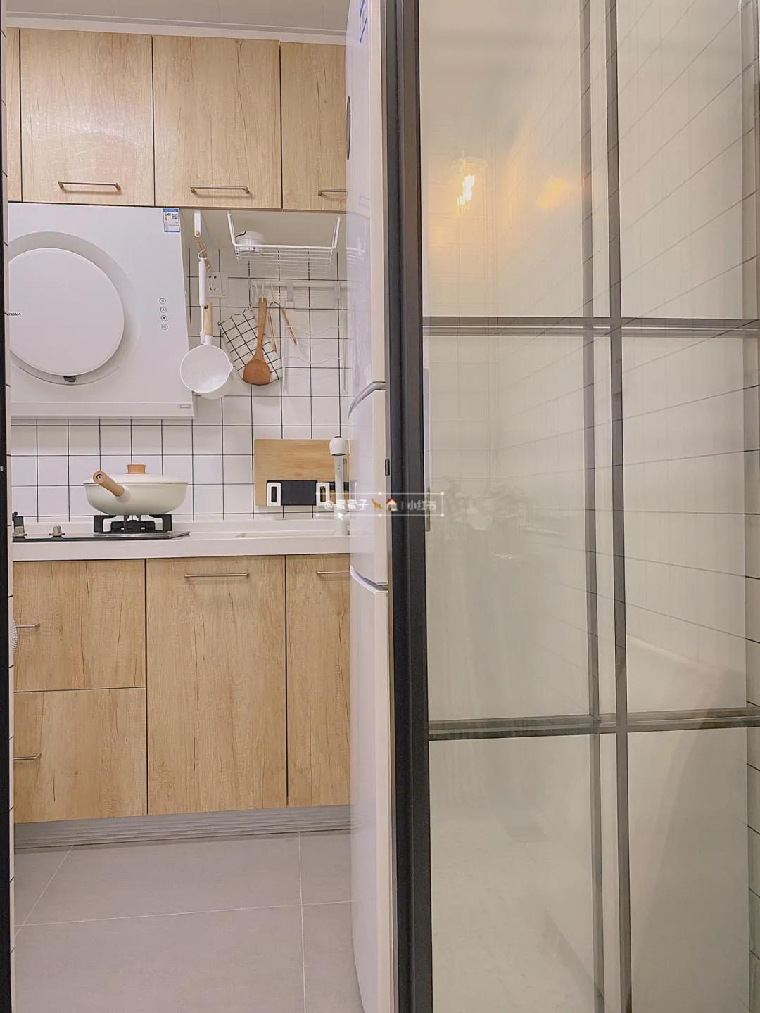 又一独居女孩爆红！买下60m²二手房，仅花4.5W装成全能“大胃王”