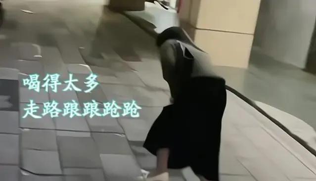 昆山醉酒女子摔倒在地,醉酒女子在街边摔倒