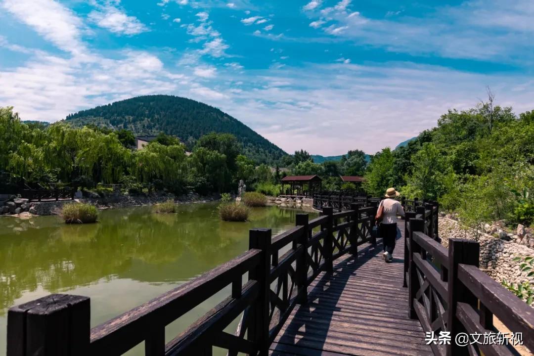十年后再次走进朱家峪，被村里的几个摊煎饼的大妈纠缠着买煎饼