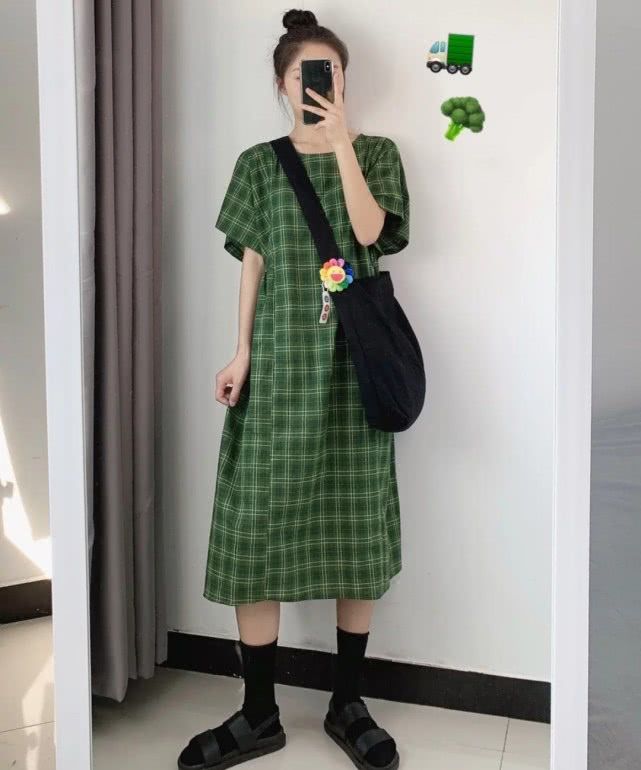 女生夏季穿搭简约休闲风学生党,简单清爽的穿搭才是夏季的主流