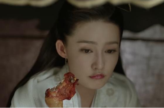 李沁鸡腿妆口红,李沁拿鸡腿涂口红