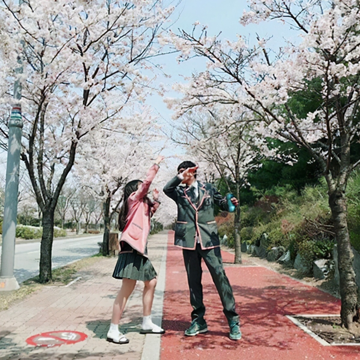 看韩国大学的校服日常,韩国学生看我们中国的校园校服