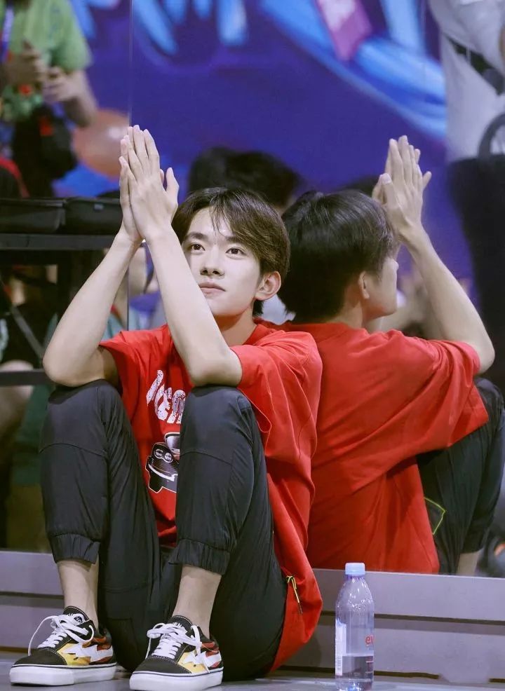 易烊千玺从小鲜肉到晋升影帝,易烊千玺的流量惊呆老前辈