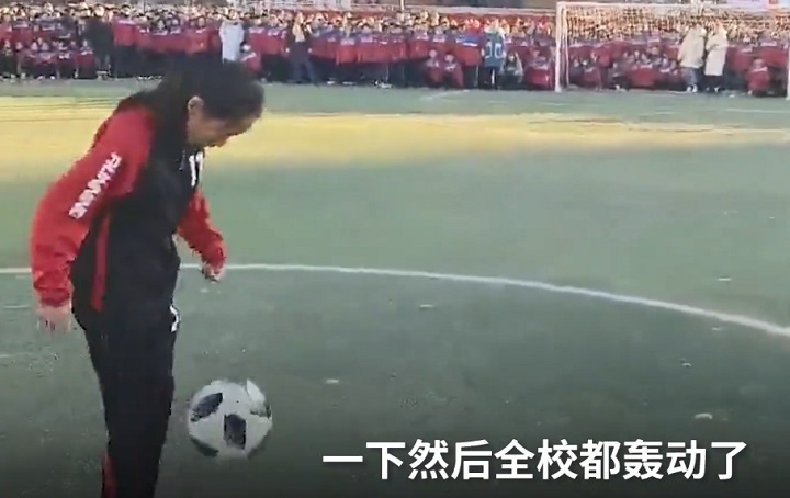 六岁女孩连续颠球超百个,六年级女孩连续颠球