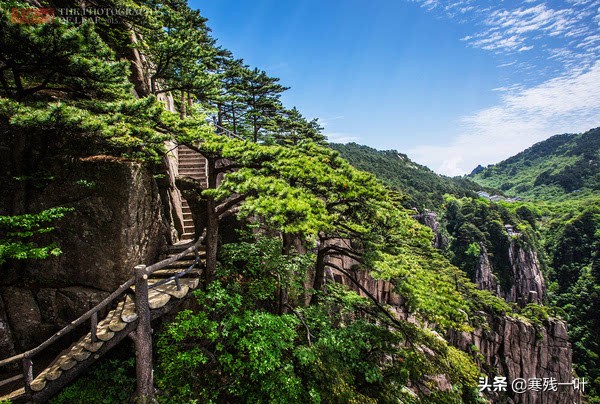 黄山风景悬崖峭壁,峡谷怪石嶙峋