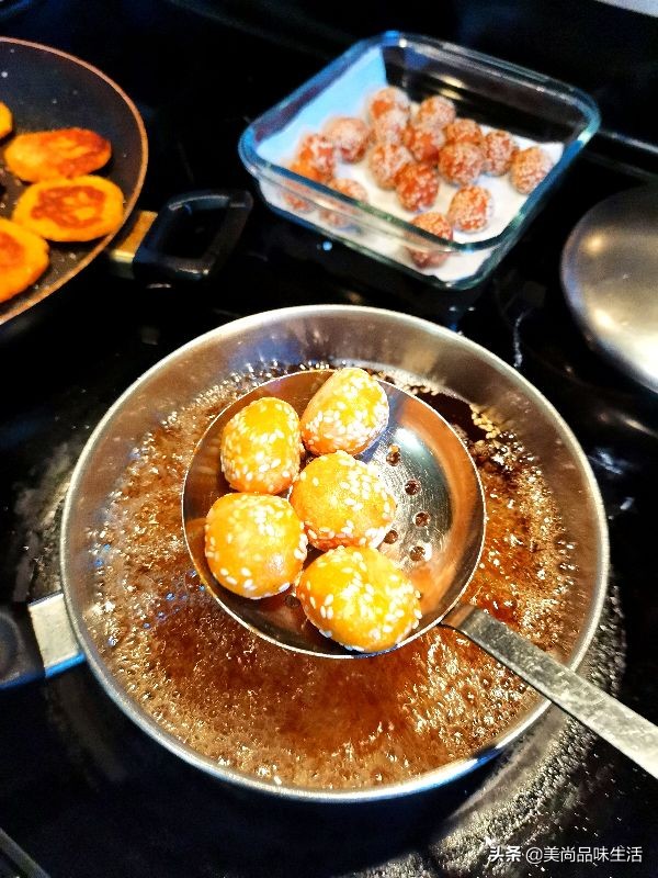 做芝麻丸子的过程中蜂蜜要加热吗,干炸丸子放熟芝麻还是生芝麻