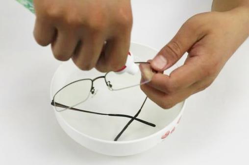 眼镜片模糊了怎么清洗,眼镜镜片特别脏怎么处理