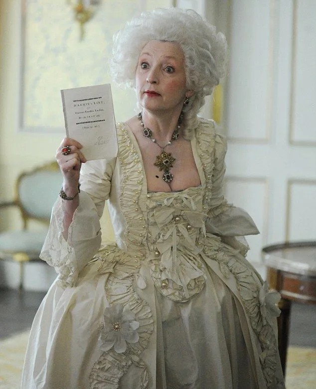 洛可可式美学华丽复古,洛可可服饰新古典的转变