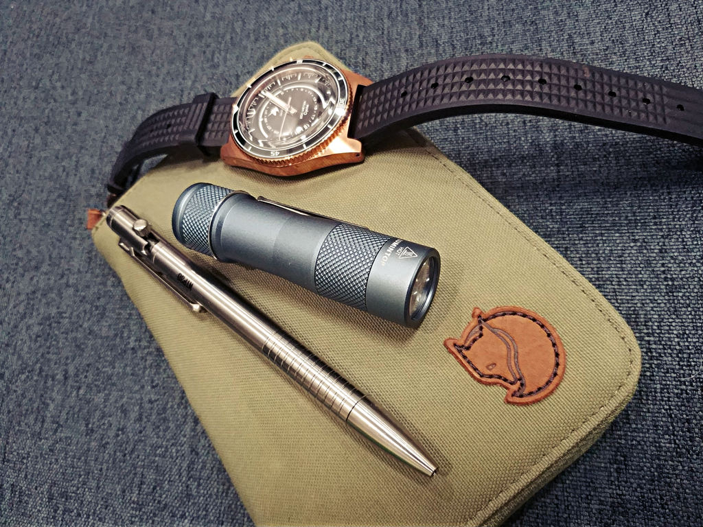 雷明兔fw4x手电,雷明兔fw4a手电筒评测