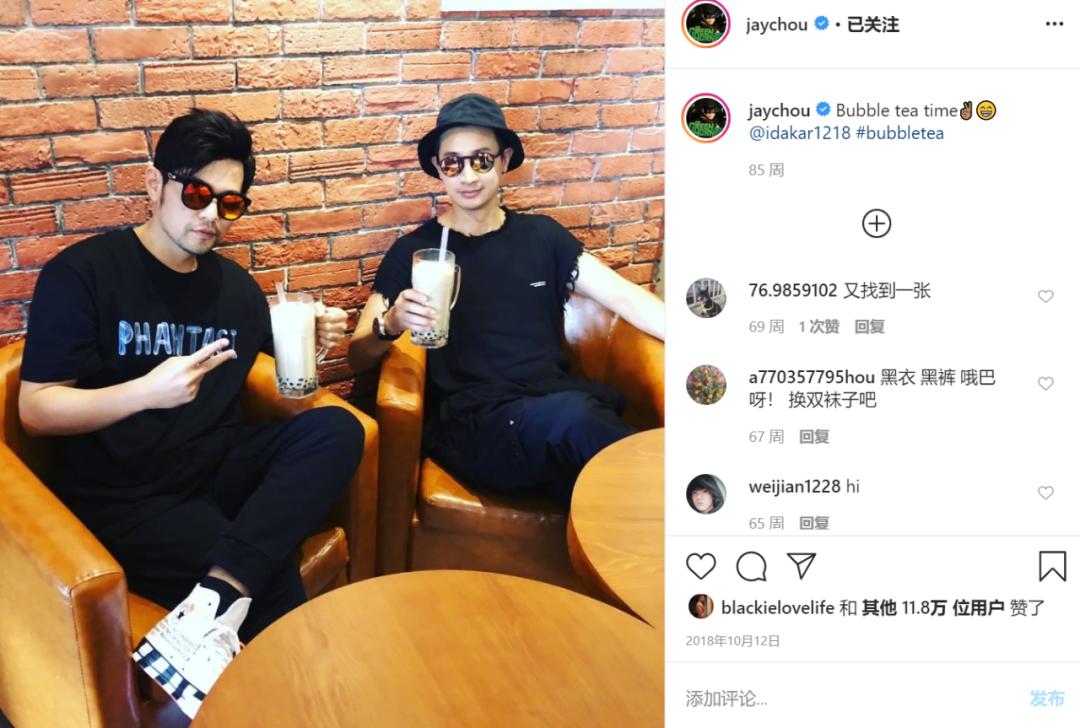 周杰伦发狗照片,周杰伦穿的彩虹鞋