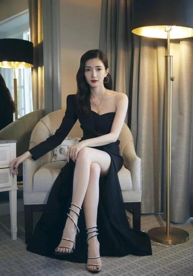 古力娜扎为国人发光的美貌,古力娜扎为韩国明星颁奖