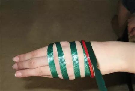 手镯戴了可以随意取吗,手镯戴手上取不下来怎么鉴定真假