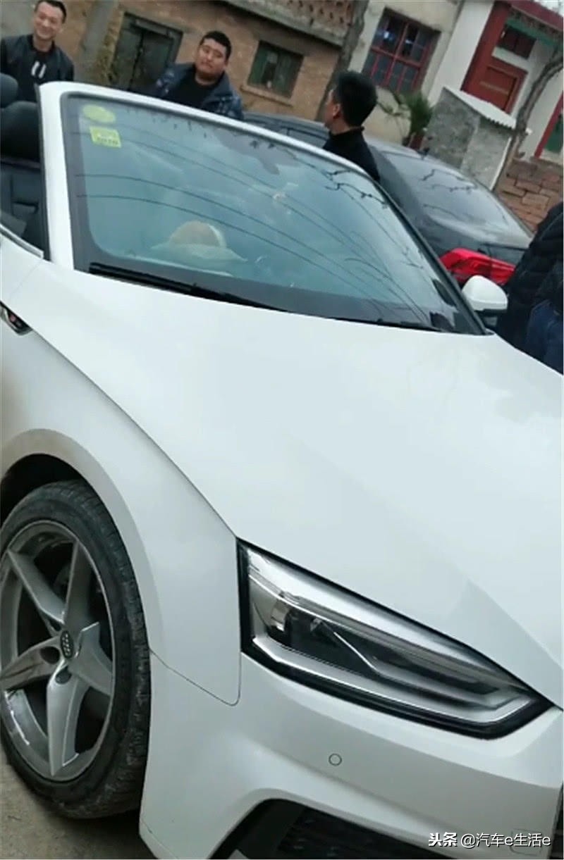 新款奥迪a5敞篷版街拍,偶遇敞篷奥迪a5