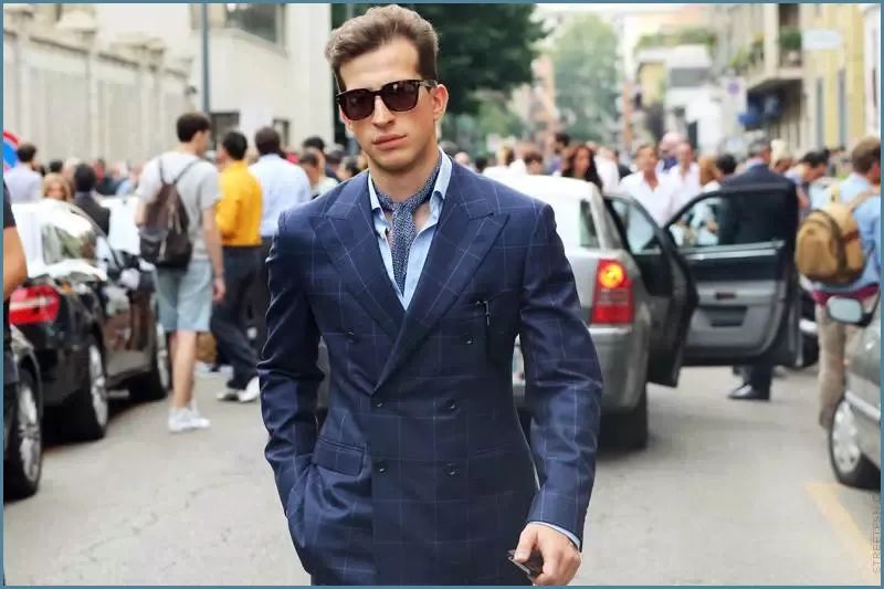 女士必备的几款丝巾,大妈拍照丝巾标配