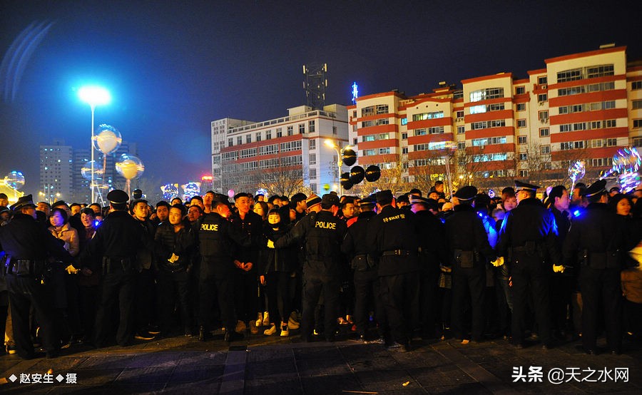 甘肃天水数万民众“上九朝观”祈福纳祥争烧头柱香!(组图)