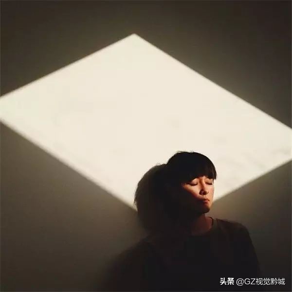 拍照时怎样克服不看镜头的尴尬感,解决拍照尴尬的技巧