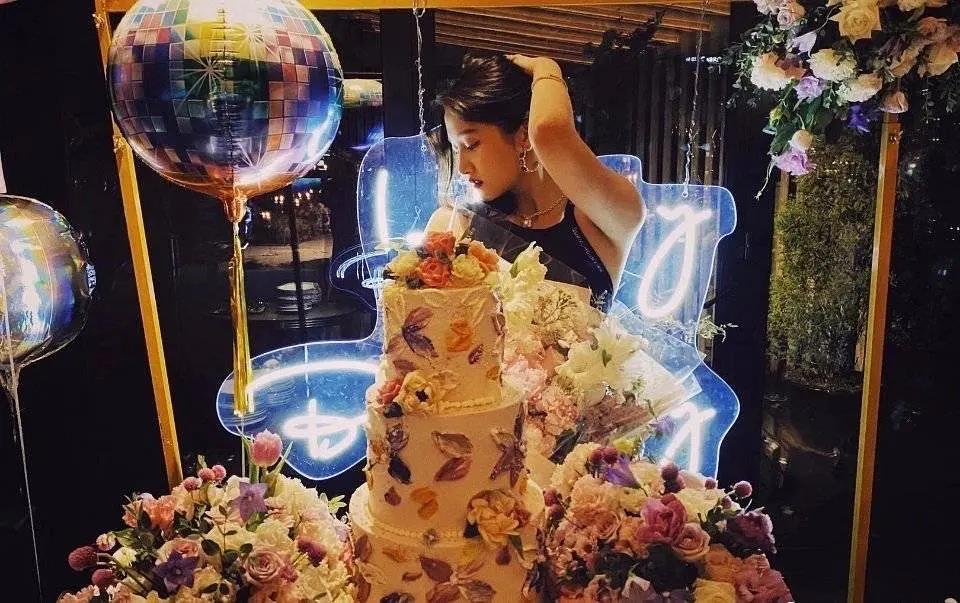 关晓彤宝格丽粉色,关晓彤的奢侈品大全